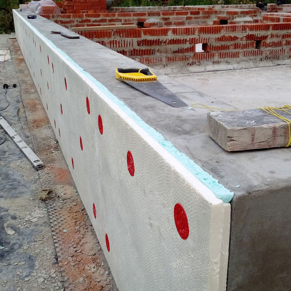 Возведение утепленного цоколя на фундаментной плите