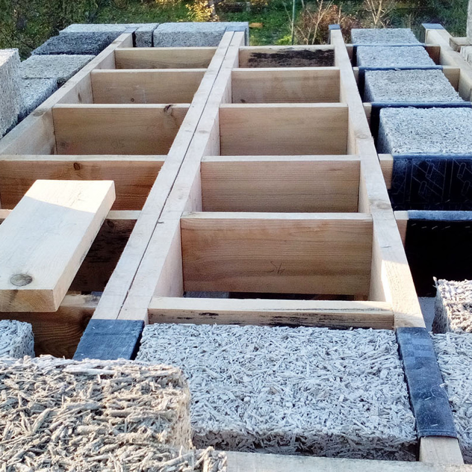 Монтаж балок перекрытия первого этажа