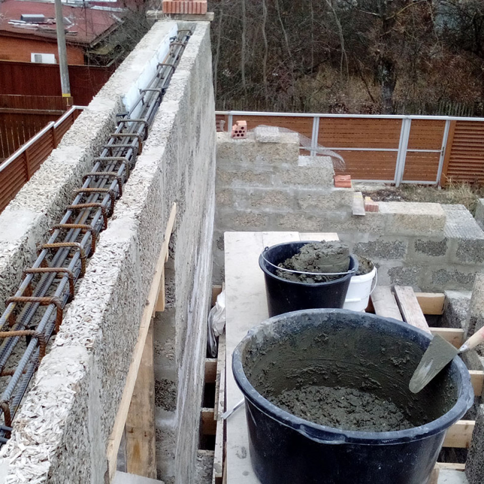 Устройство монолитной перемычки окна мансарды