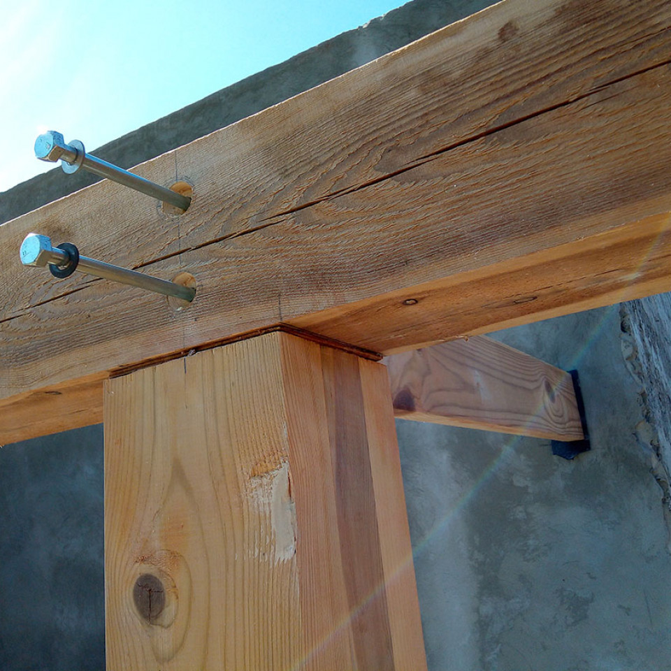 Монтаж колонн из бруса 150х150мм и балки 45х145мм