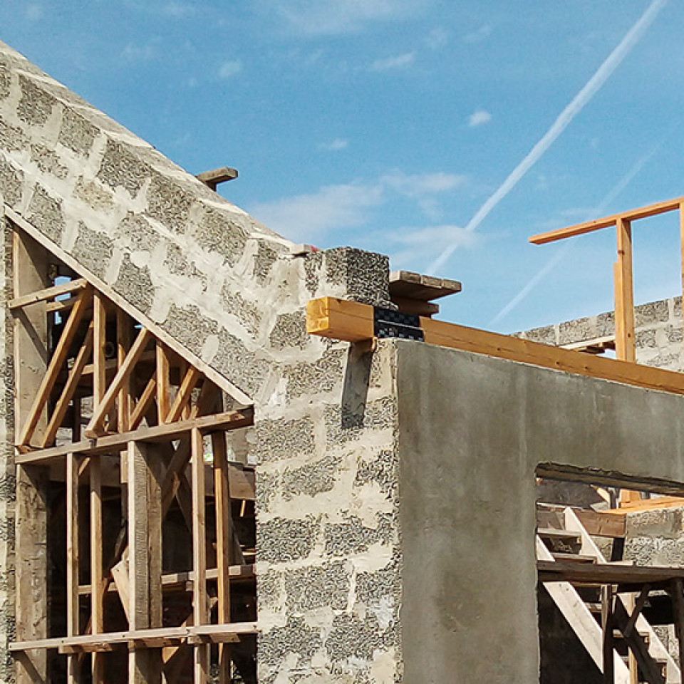 Монтаж мауэрлата из бруса 150х150мм на шпильки