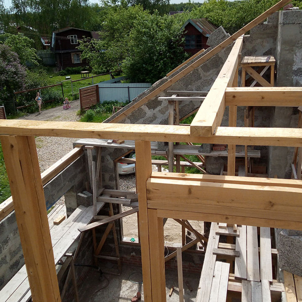 Монтаж каркаса несущих стен мансарды и прогона