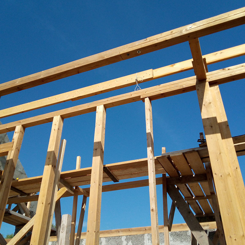 Монтаж конькового прогона из сдвоенной доски