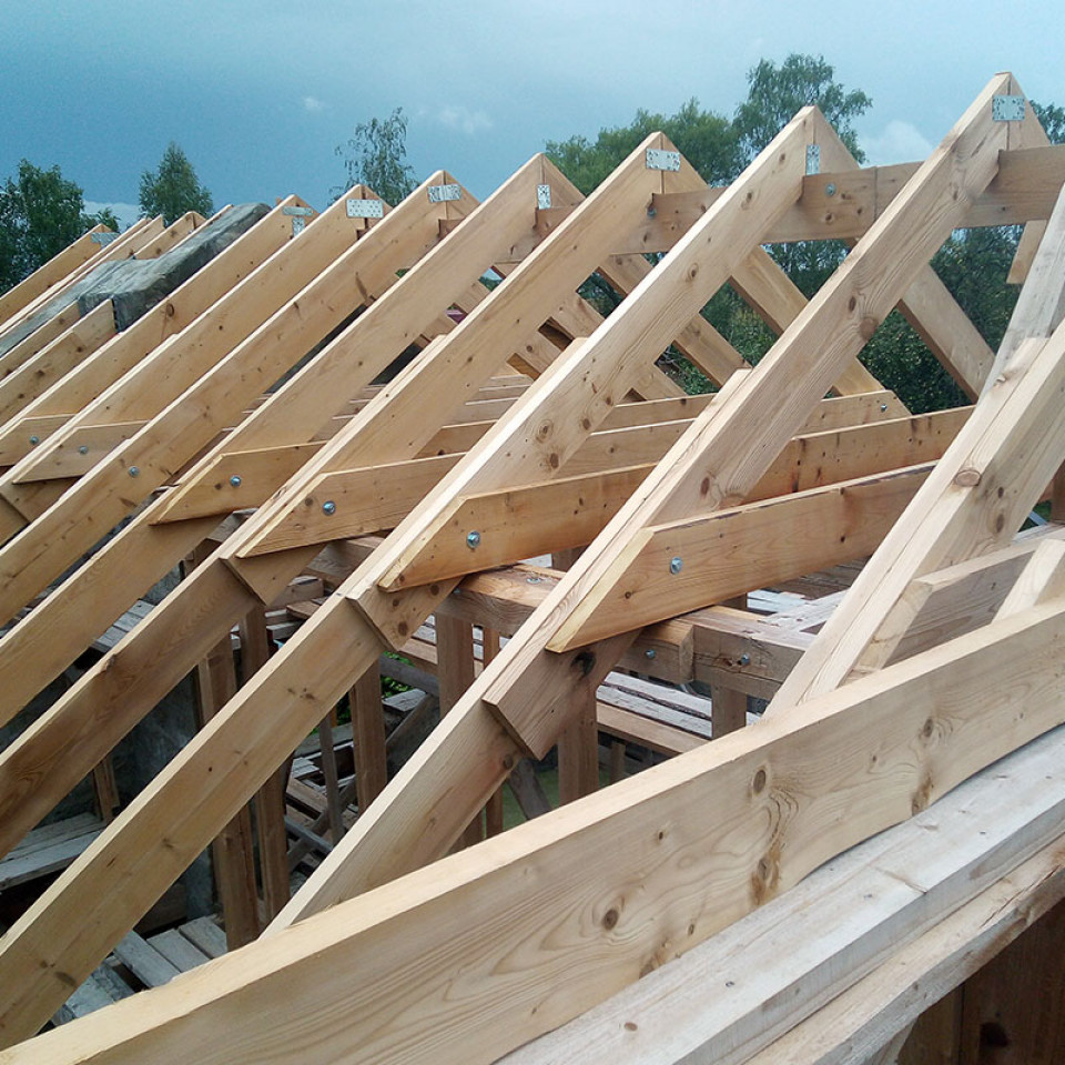 Монтаж стропильной системы из сухой строганой доски