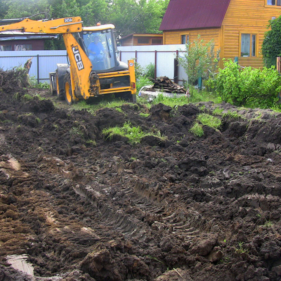 Строительство фундамента: выемка грунта, засыпка песком