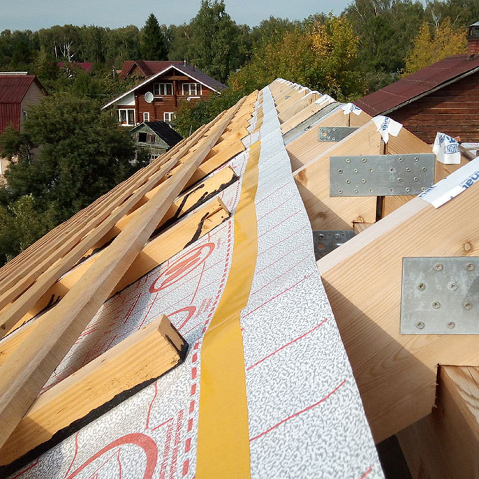 Монтаж мембраны Tyvek Solid на двускатной кровле