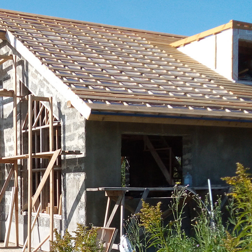 Монтаж обрешетки двускатной кровли жилого дома