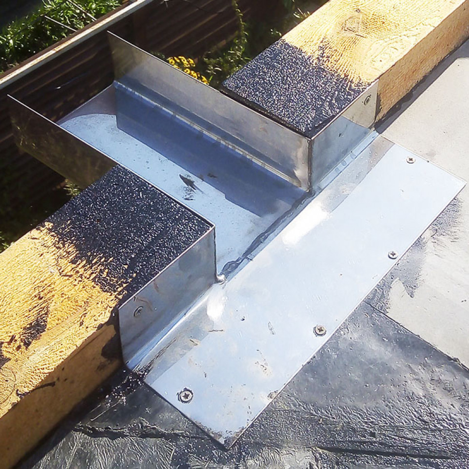 Монтаж парапетной воронки на плоской кровле