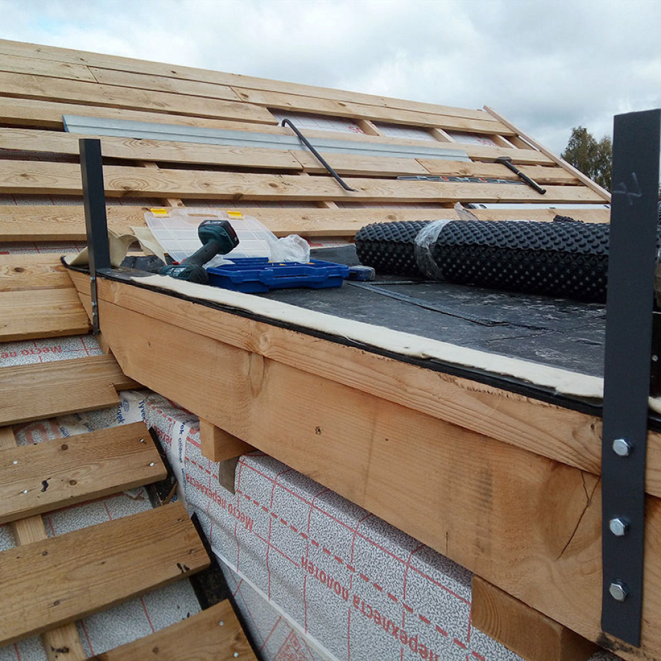 Монтаж закладных ограждения плоской кровли