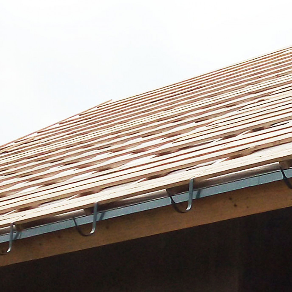 Крепление крюков водосточного желоба к обрешетке