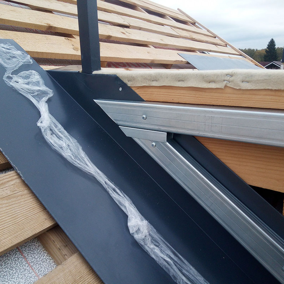 Монтаж обрешетки из металла на мансарде