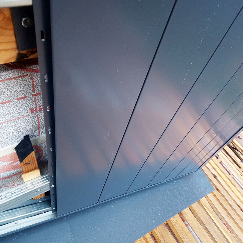 Обшивка стен мансарды металлическим сайдингом