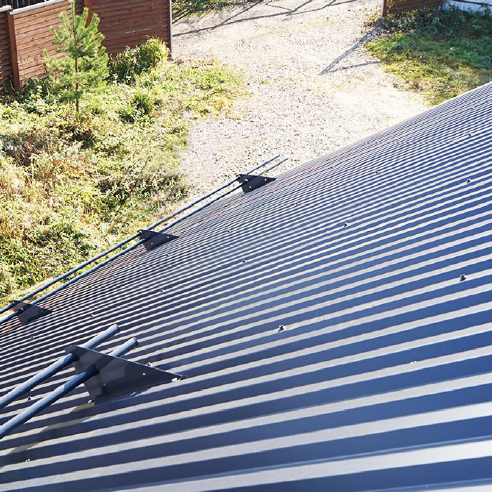 Установка снегозадержателей на кровле из металла