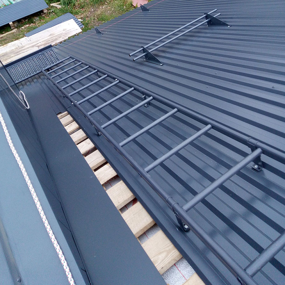 Монтаж лестницы и переходных мостиков на кровле