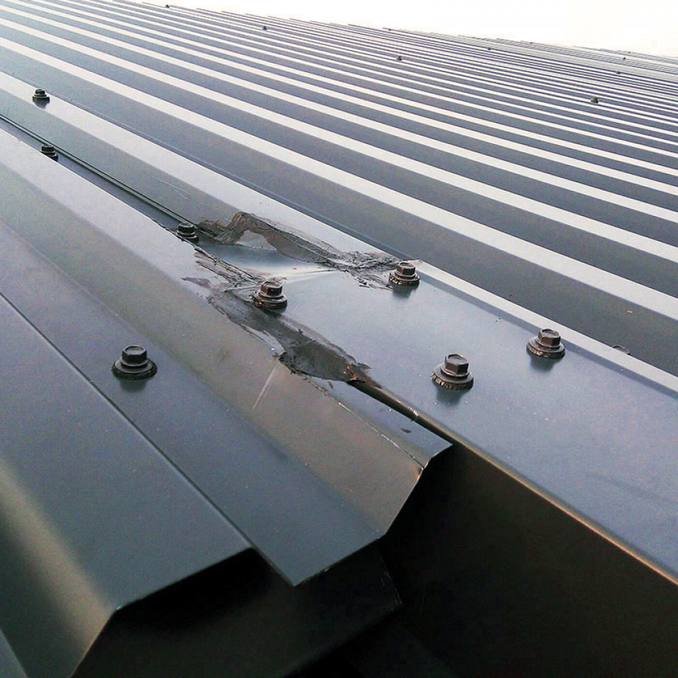 Монтаж карнизной планки на углу кровли