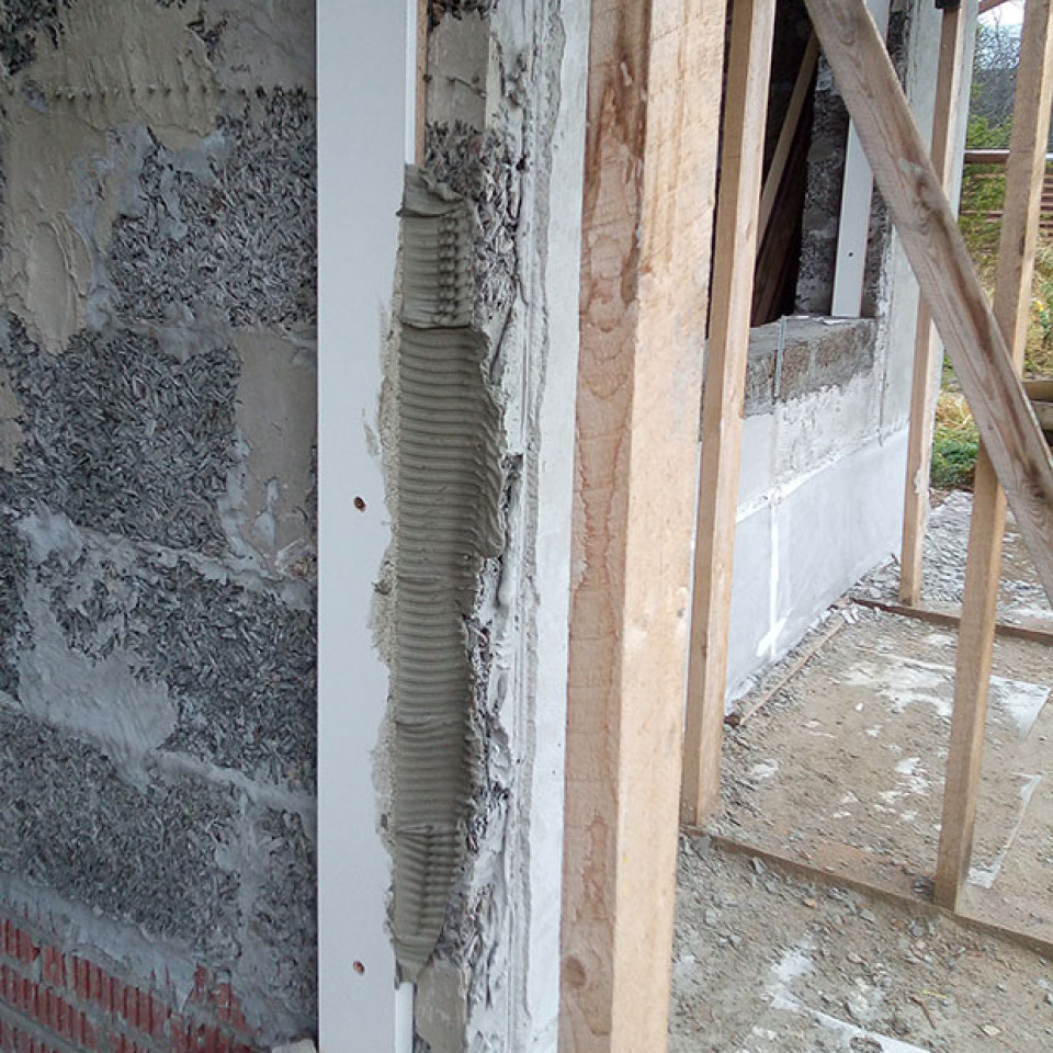 Оштукатуривание откосов жилого дома со вторым светом