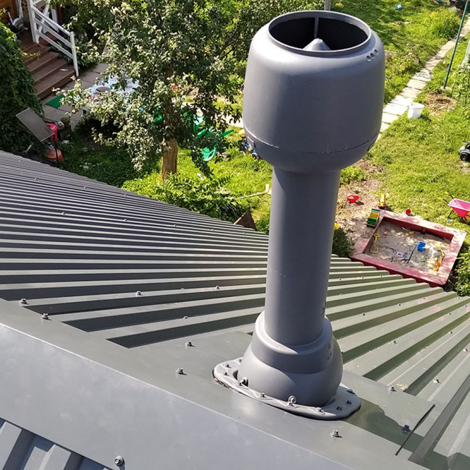 Монтаж трубы фановой вентиляции Vilpe на кровле