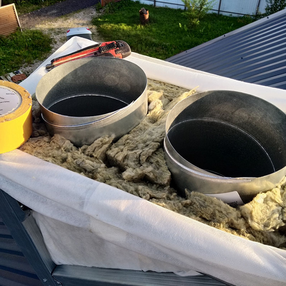 Монтаж короба труб вентиляции на скатной кровле