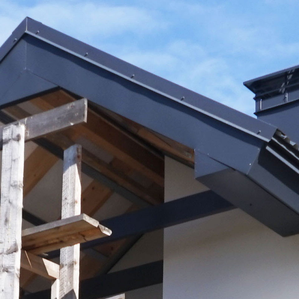 Обшивка мауэрлатов металлом серого цвета