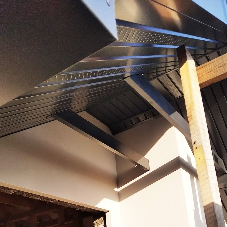 Монтаж софитов Grand Line на скатной кровле