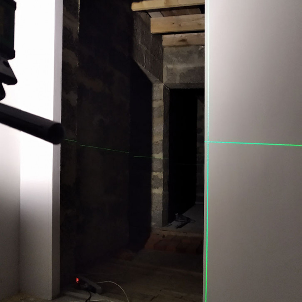 Увеличение дверного проема болгаркой, резка стены