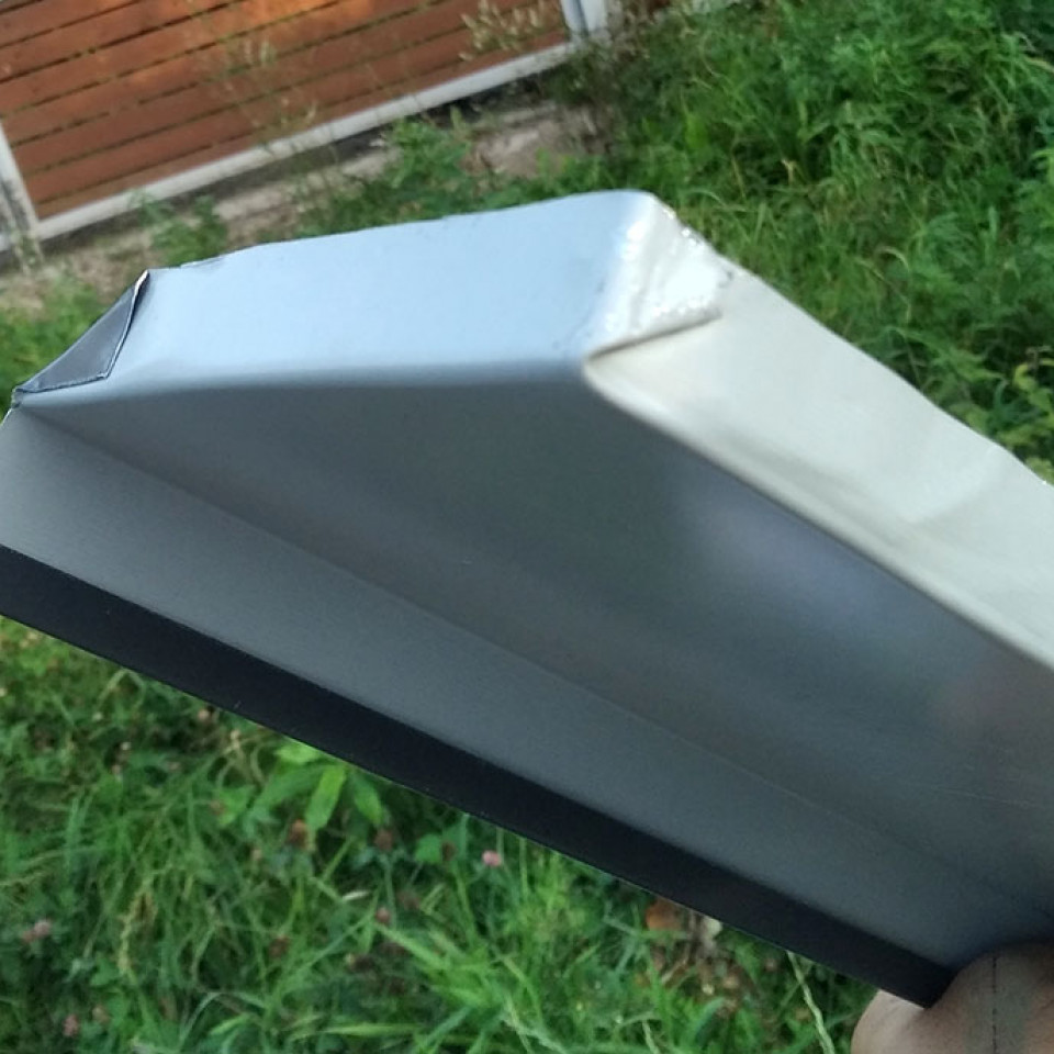 Монтаж и гибка оконных отливов из металла