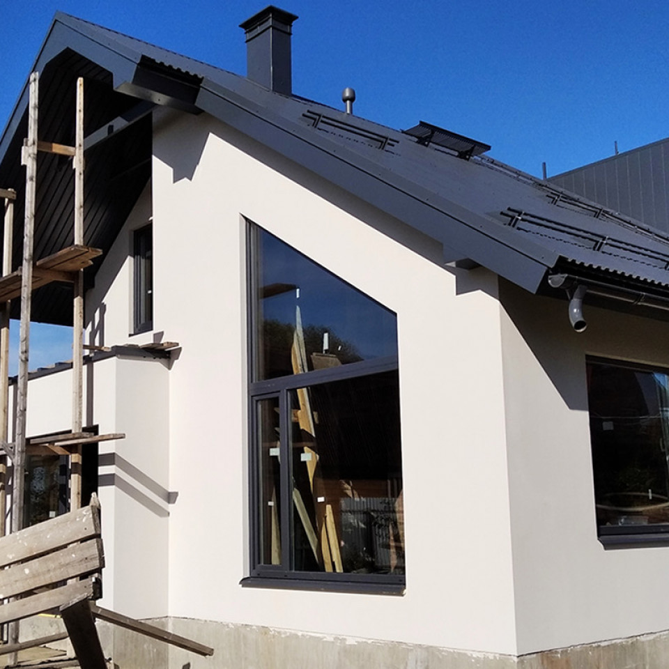 Демонтаж строительных лесов из дерева на фасадах