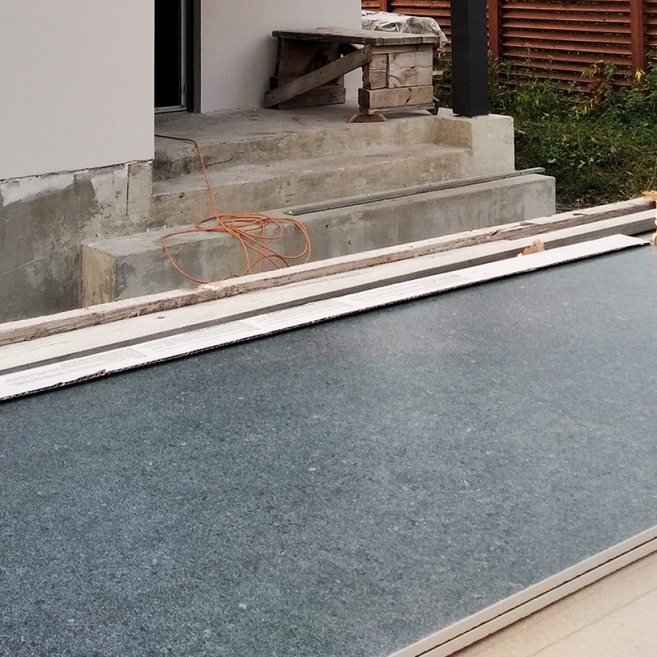 Выбор серого керамогранита, облицовка цоколя и террасы