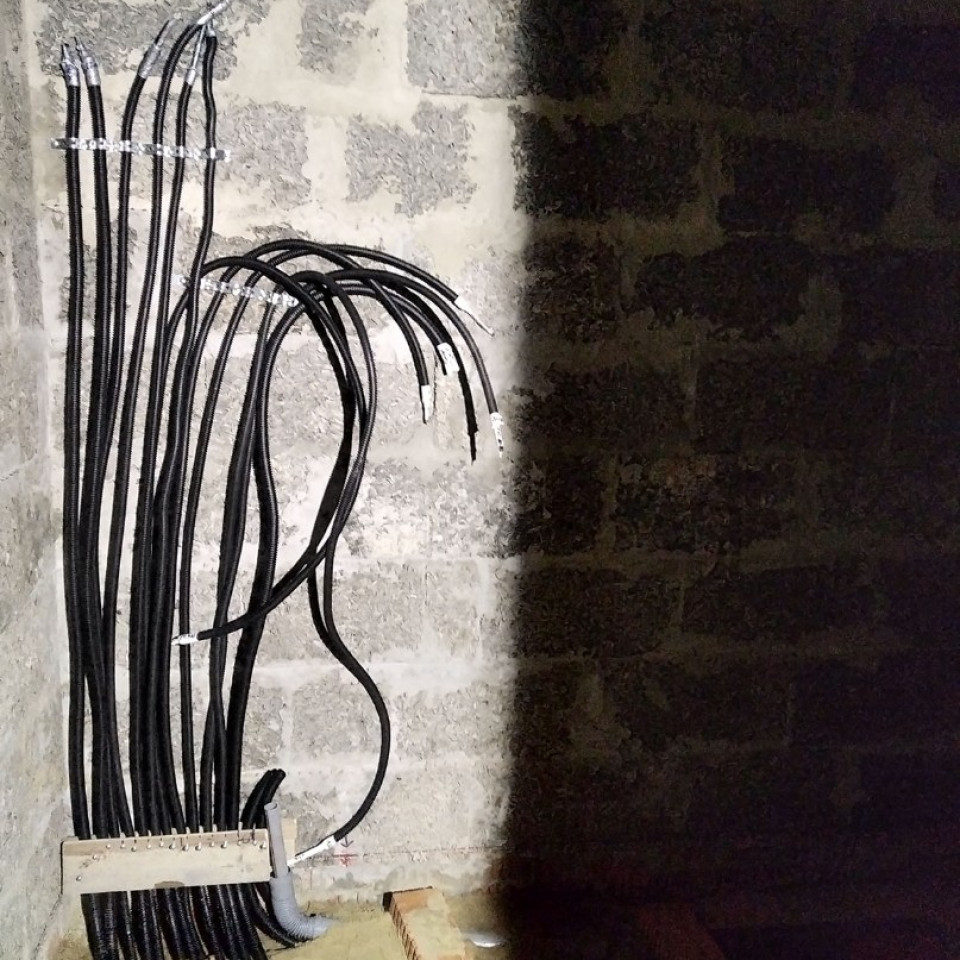 Монтаж электро-проводки в полу 1 этажа жилого дома