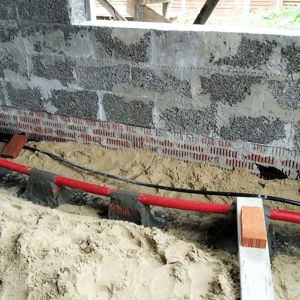 Монтаж труб водоснабжения в полу 1 этажа жилого дома