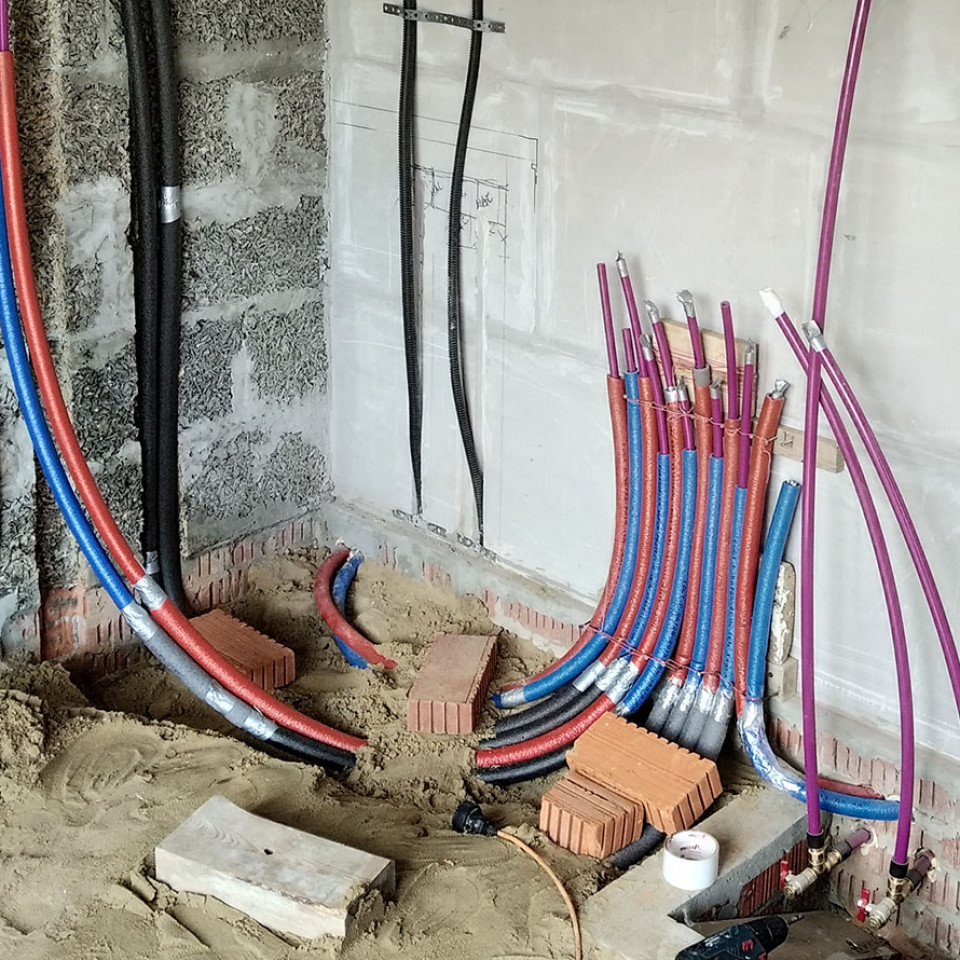 Монтаж труб радиаторного отопления в полу 1-го этажа