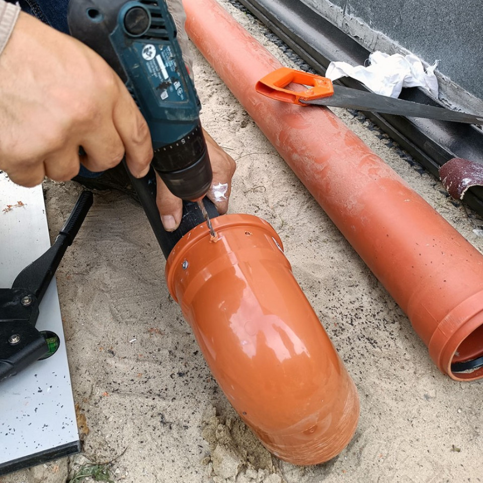 Монтаж желобов поверхностного водоотвода для отмостки