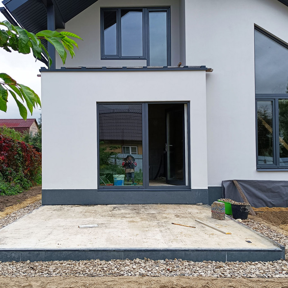 Монтаж мягкой отмостки с плантером гео и гравием