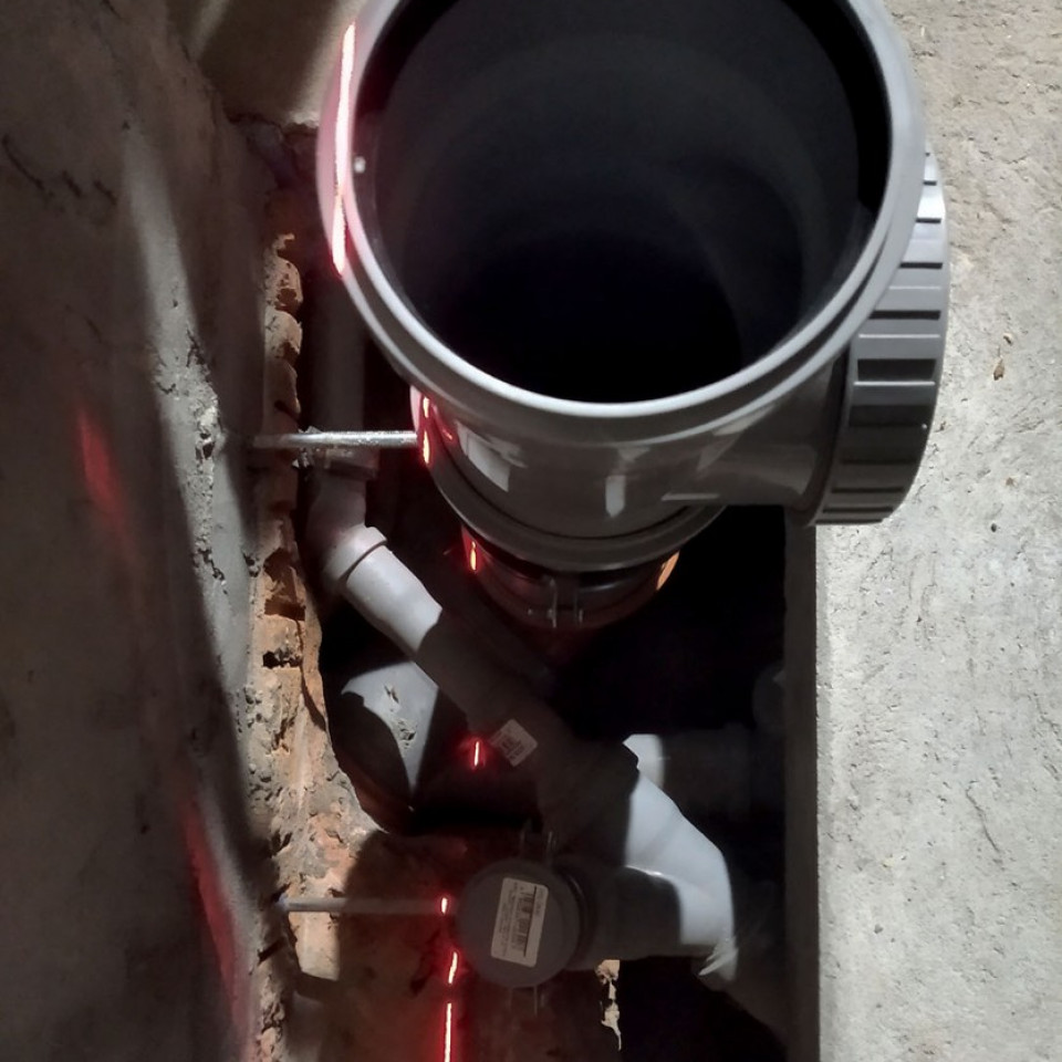 Монтаж фановой трубы для канализации в частном доме